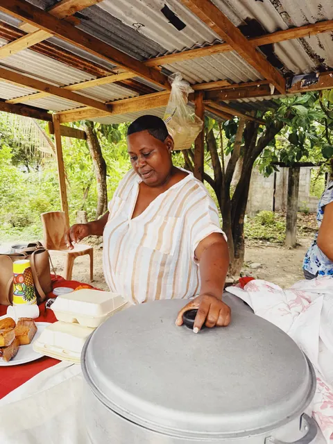 A roadside cook serving home cooked food in Roatán