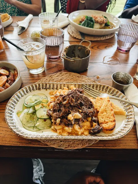 Braised beef with macaroni and cucumber salad
